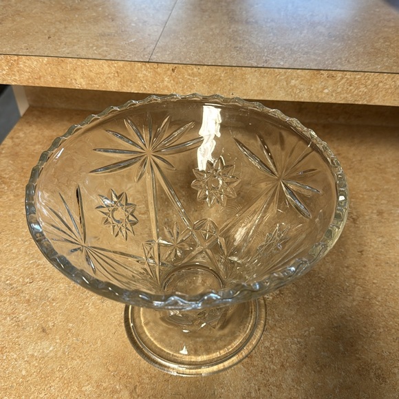 Vintage glass etched Trifle Dish with pedestal and scalloped rim - Picture 2 of 3